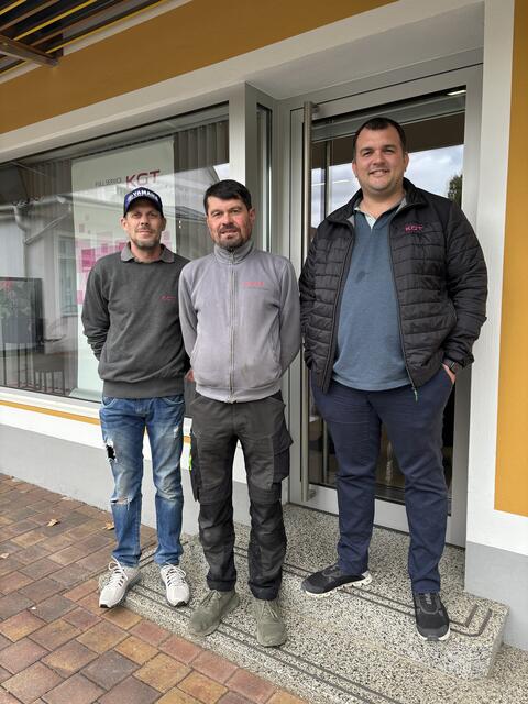 Monteure Mario Gütl und Jürgen Kantz und Techniker Gernot Strini freuen sich über die neue Zweigniederlassung in Jennersdorf.  | Foto: Elisabeth Kloiber