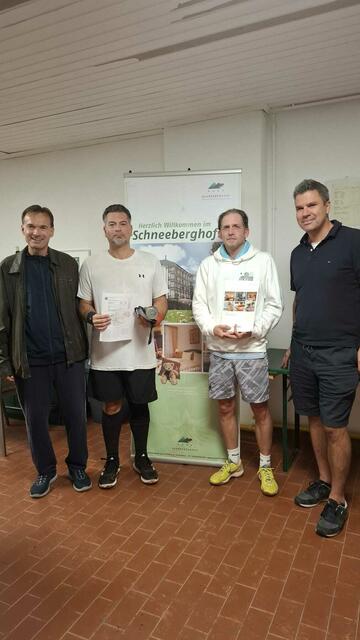 Finalisten Herren ITN 6-10 Donau Cup Langenzersdorf 2024: Turnierleiter Martin Angerer, Daniel Lastro, Bernhard Kraus und Obmann-Stv. Wolfgang Wimmer (v.l.).