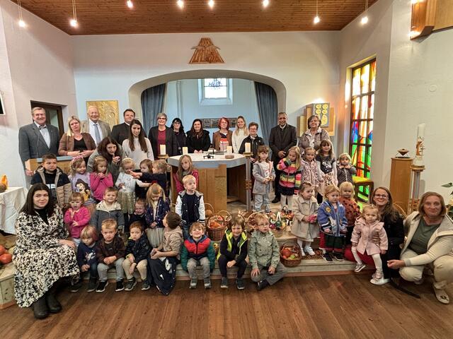 Beim Erntedankfest feierten Kinder, Betreuerinnen, Gemeinde- und Pfarrvertreter das 50-jährige Bestehen des Kindergartens. | Foto: Martin Wurglits