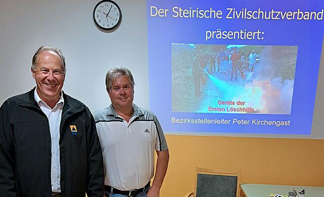ZS-BL Peter Kirchengast (li) und Brand- und Sicherheitsbeauftragter des PZ der Volkshilfe Manfred Barth (re) führten gemeinsam durch die Selbstschutzunterweisung. | Foto: ZS-GU