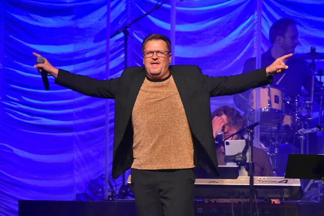 Herbert Schnalzer, alias „Junior", brachte das Forum Kloster mit exzellenten Coverversionen zum Beben | Foto: MeinBezirk