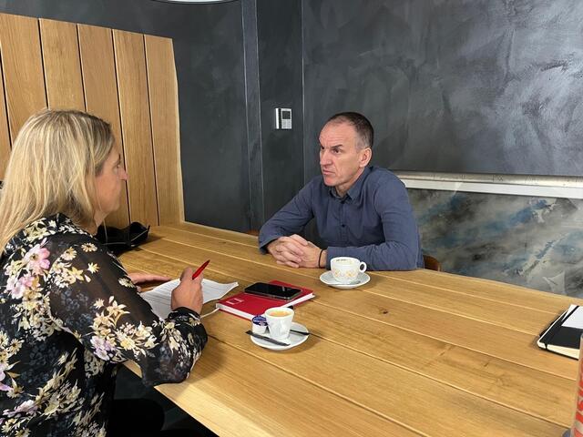 Rade Mijanovic im Gespräch mit Angelika Kern (MeinBezirk) im Bulls-Home. | Foto: Sander