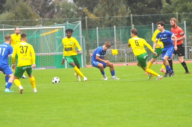 Die Kitzbüheler (gelb-grün) mühten sich im Heimspiel gegen Röthis vergeblich. | Foto: Kogler