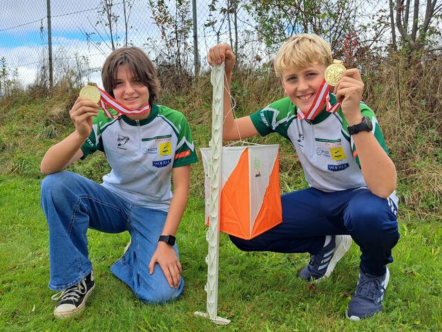 Marion Schönberger (links) und Markus Ban (rechts) holten Gold im Nacht-Orientierungslauf in der Altersgruppe Herren bis 14 Jahre. | Foto: Askö Henndorf Orienteering