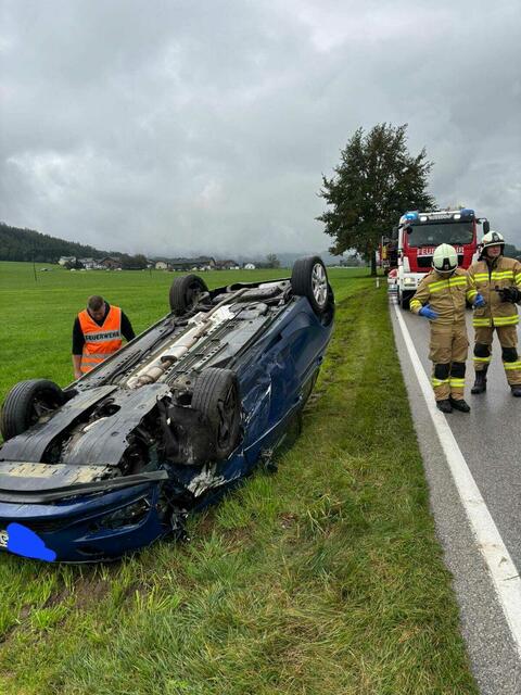 Fahrzeugüberschlag in Nußdorf. | Foto: Freiwillige Feuerwehr Nußdorf am Haunsberg