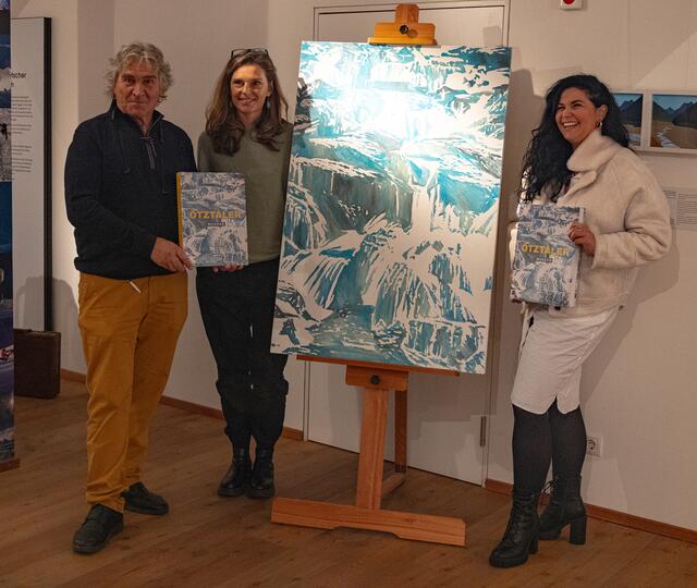 Schöpfer Ernst Lorenzi präsentierte in der vergangenen Woche sein umfangreiches Werk über das Wasser im Ötztal. | Foto: Privat