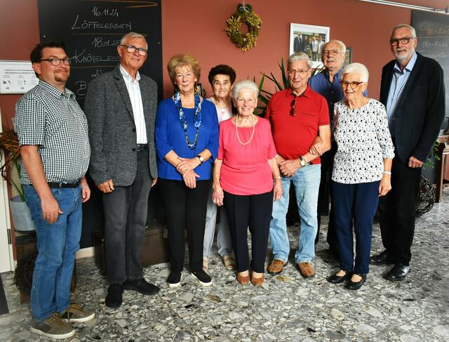 Gruppenfoto mit den Jubilaren, Bürgermeister Karl Demmer, Vizebürgermeister Helmut Tischler und Gemeinderat Harald Schmidt.