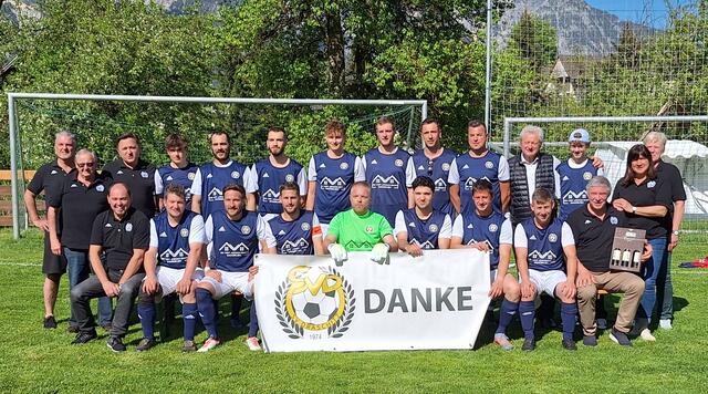 Die Kampfamnnschaft des SV Draschitz sagt ihrem  Dressensponsor Dr. Veit JONACH danke und lädt zum Derby.  | Foto: Smole