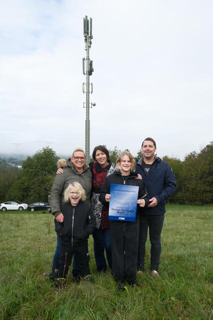 Die Familie vor dem Mobilfunkmasten | Foto: Forum Mobilkommunikation 