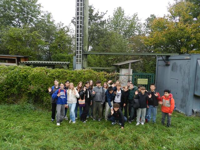 Die Klasse 3D vor der Mobilfunk-Station | Foto: Heribert Punz