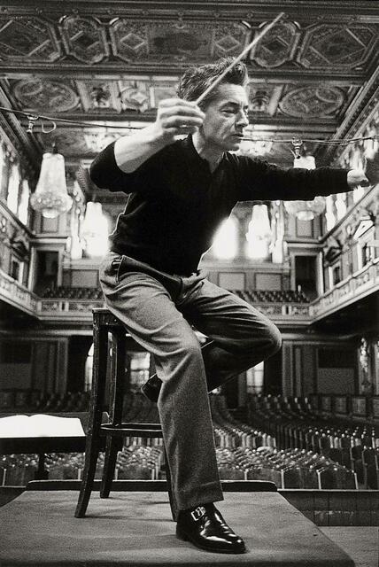 Dirigent Herbert von Karajan gastierte in Peters OPperncafé – hier bei einer Probe mit den Wiener Philharmonikern im Goldenen Saal des Wiener Musikvereins. | Foto:  Franz Hubmann / brandstaetter images / picturedesk.com