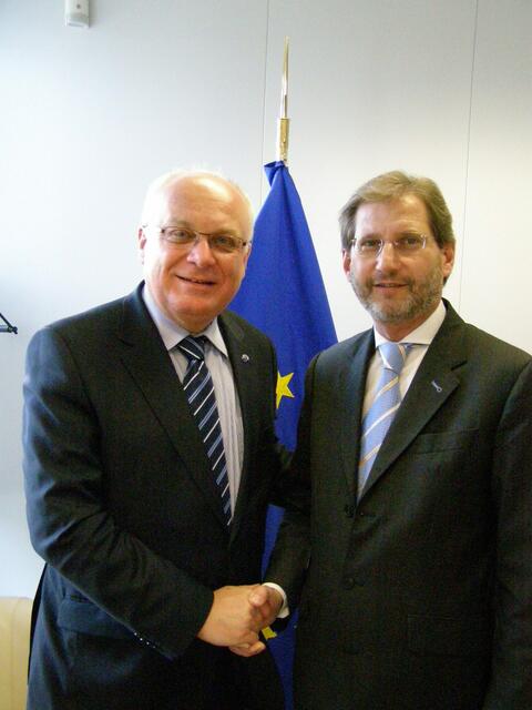 Im Jahr 2004 gründete der Alt-Landeshauptmann von Salzburg, Franz Schausberger, das Institut der Regionen Europas (IRE) und ist seither Vorsitzender des Vorstands. Im Bild mit EU Kommissar Johannes Hahn. | Foto: Franz Neumayr