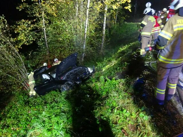 Das Fahrzeug geriet Nach dem Kontakt mit der Leitschiene ins Schleudern, prallte gegen eine Felswand und kam auf einer Böschung zum Stillstand. | Foto: Freiwillige Feuerwehr Lofer