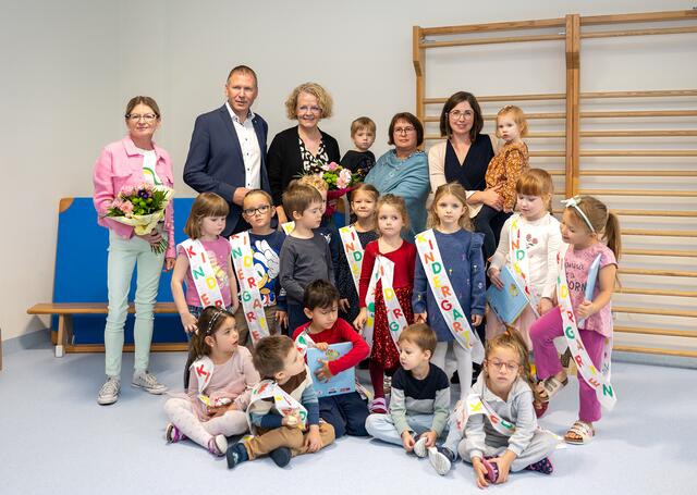 Leiterin der Tagesbetreuung Sabine Fürnkranz, Bürgermeister Stefan Lang, Familien-Landesrätin Christine Teschl-Hofmeister, Kindergartenleiterin Romana Laudon und Stadträtin Claudia Schnabl mit Kindern bei der Eröffnung des grundsanierten Kindergartens samt Tagesbetreuung in Retz | Foto: NLK Pfeffer
