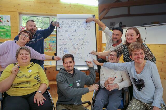 Gelebte Inklusion: Können Menschen mehr Lebensfreude und Gemeinschaft ausstrahlen wie auf diesem Bild?  | Foto: Eckhart Herbe