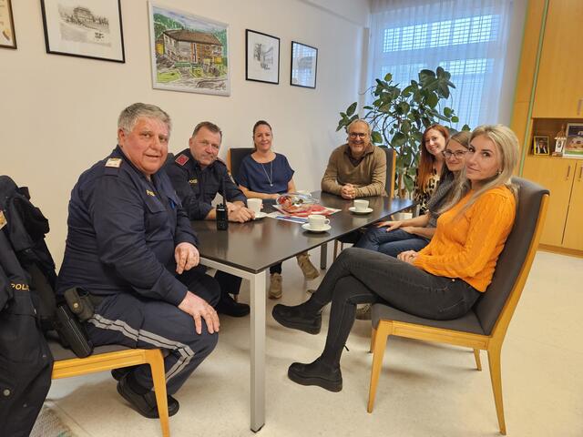 Die Polizei im Gespräch mit den Bürgern.  | Foto: Privat