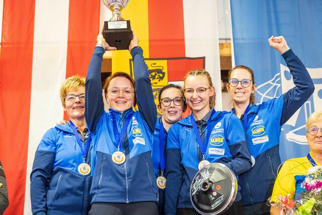 Die Damen des ESV Union Vornholz sicherten sich zum ersten Mal in der Königsklasse, der IFI European Stocksport Champions League, den Siegerpokal. | Foto: GEPA pictures