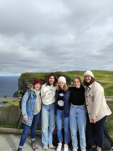 Bei der Erkundung von Irland durfte ein Besuch der Cliffs of Moher nicht fehlen. V. li: Melissa Farah, Marlene Auer, Marlene Paischer, Franziska Fankhauser und Anna Albrecht | Foto: Filip Thalmy