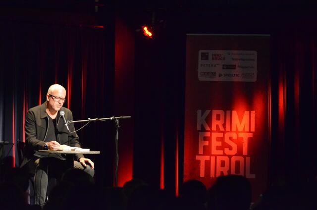 Der international gefeierte und mehrfach preisgekrönte Starautor Bernhard Aichner setzte den Treibhaus-Turm unter Strom.