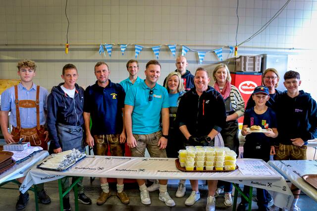 Das Team der Freiwilligen Feuerwehr Wiesen sorgte mit köstlichem Essen und erstklassigem Service für das leibliche Wohl der Gäste. | Foto: Alejandra Ortiz