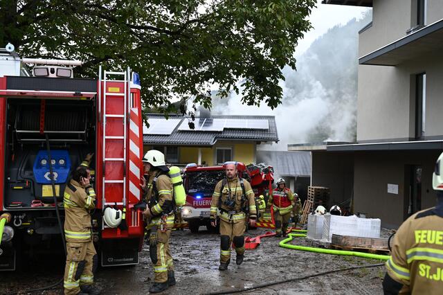 Samstagnachmittag brach im Zwischenboden einer Garage in St. Johann - Urreiting ein Brand aus. | Foto: VI Stefan Hafner, Abschnittssachbearbeiter Öffentlichkeitsarbeit