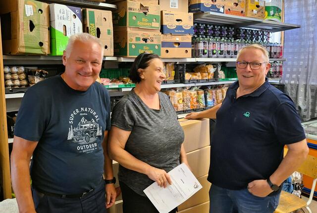 Reinhard Spieß, Mitbegründer und Obmann der Initiative Mitmensch Inzersdorf (rechts) beim Verein Allesverwerter für sozial Benachteiligte.  | Foto: IMI23