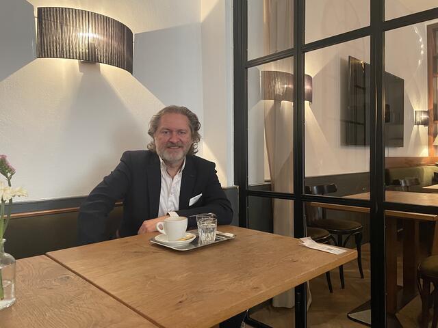 Thomas Klein (NEOS) sieht Aktionen im Bezirk, wie die Projekte zur Barrierefreiheit in der City, als Grund für den Stimmenzuwachs. | Foto: Niklas Varga