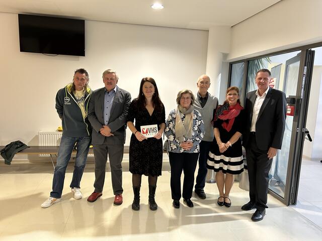 Fünf Künstlerinnen und Künstler aus Simmering stellen ihre Werke in der VHS aus. Leiterin Jennifer Davis (2.v.l.) und Bezirksvorsteher Thomas Steinhart (SPÖ, rechts außen) eröffneten die Ausstellung. | Foto: BV11