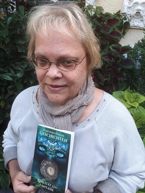 Die Autorin mit ihrem neuen Buch. | Foto: Helen Marie Rosenits