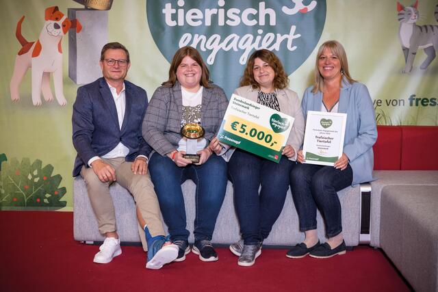 Hermann Aigner, Geschäftsführer Fressnapf Österreich, freut sich mit Claudia Sarrer, Margit Emmerstorfer und Nicole Schuchaneg (v.l.) von der Trofaiacher Tiertafel über den goldenen Fressnapf. | Foto: Fressnapf Österreich