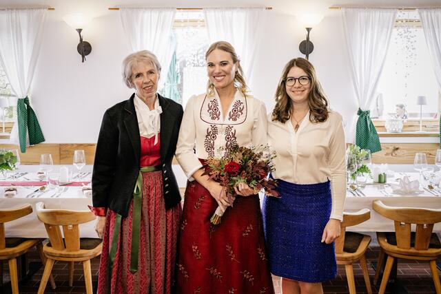 Maria Feistmantl, Model Lisa mit einem Strauß von Blumen Mayr Neustift und Praktikantin Eva Beck aus Mieders (v.l.) | Foto: Paul Weber