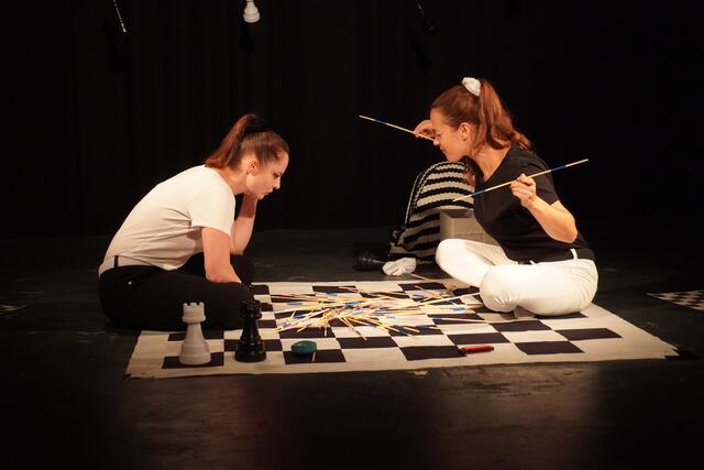 Wie vertreibt man sich die Zeit im Kinderzimmer? Ich und Du haben die Antwort.  | Foto: Alicia Martin Gomez