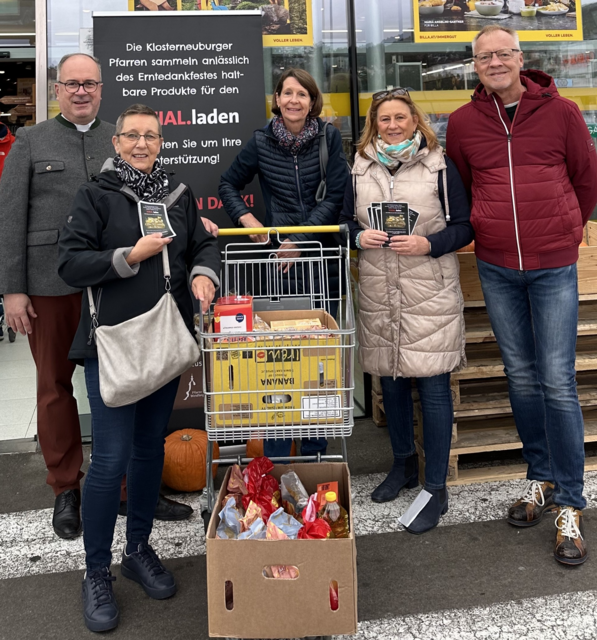 Unterstützten die diesjährige Sammelaktion der Pfarren für den Sozial.Laden Klosterneuburg tatkräftig: Pfarrer Reinhard Schandl, Maria Neuwirth-Riedl, Ulrike  Zeillinger, Vizebürgermeisterin Maria T. Eder und Peter Jedlicka. | Foto: Stadtgemeinde Klosterneuburg