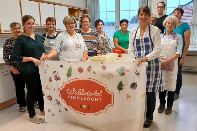 Seminarbäuerin Marion Kuben mit den Teilnehmern Daniela Tischler, Eva Glatz, Gabriele Beer, Heike Pfeiffer, Heidelinde Winischhofer, Petra Haider, Andrea Hahn, Irmgard Prager, Barbara und Dominic Leidenfrost. | Foto: Kleinregion Waldviertler StadtLand