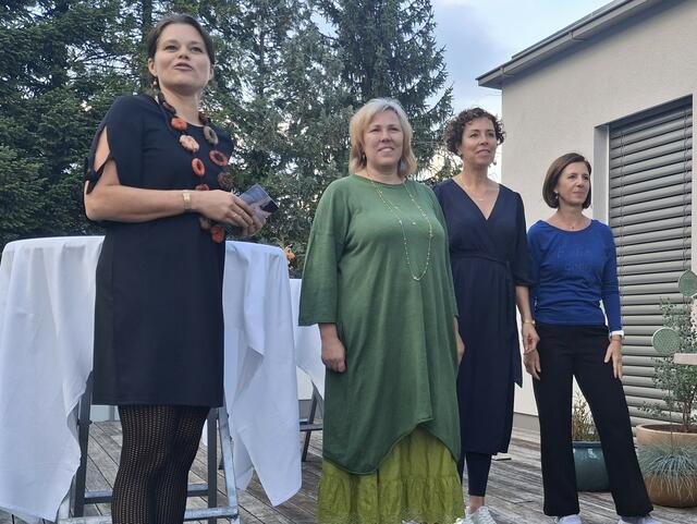 Kathrin Reisenhofer (links) und ihre Kooperationspartnerinnen stellten bei einem Tag der offenen Tür ihr Angebot vor. | Foto: KReislerei