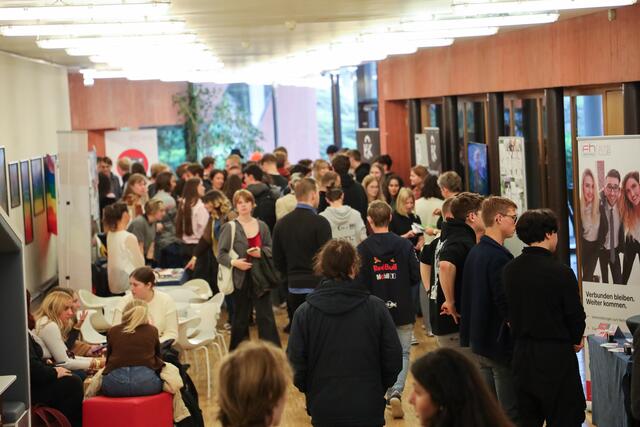 Networking leicht gemacht: Die Freshers-Fair bot den "Erstis" ideale Gelegenheiten, um neue Kontakte zu knüpfen. | Foto: FH OÖ