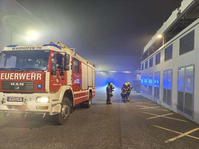 Die Feuerwehr am Einsatzort. | Foto: FF Waidhofen/Thaya
