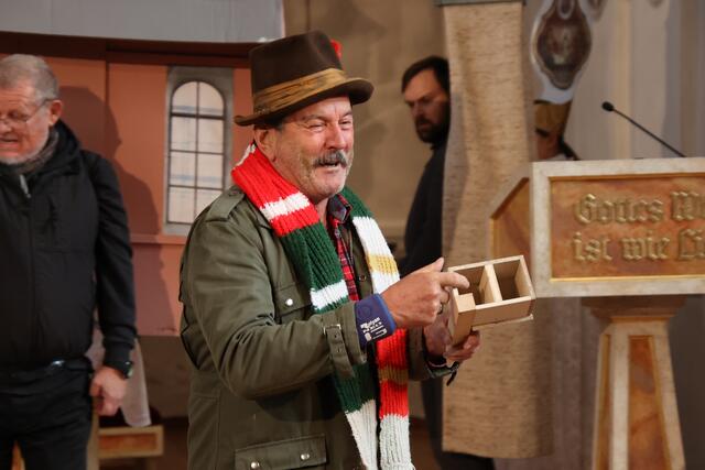 Theater: Walter Thalhammer als Obdachloser spendet für die Kirche.