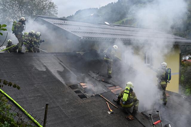 Gemeinsam mit den nachalarmierten Einsatzkräften der Freiwilligen Feuerwehren Bischofshofen und Schwarzach gelang es, ein Übergreifen auf das Wohnhaus zu verhindern. | Foto: VI Stefan Hafner, Abschnittssachbearbeiter Öffentlichkeitsarbeit