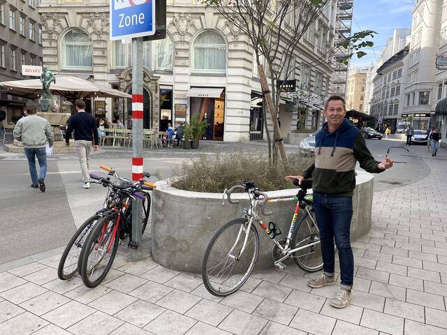 Auch Fahrradständer gibt es keine mehr, wie der grüne Klubchef im Ersten Alexander Hirschenhauser beklagt. Deshalb würden die Fahrräder überall abgelegt werden. | Foto: Anna-Sophie Teischl/RMW