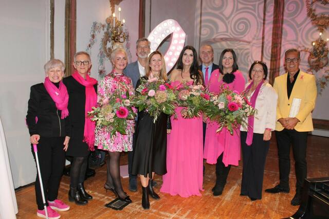 Radiologin Aida Wenzl, Estée-Lauder-Geschäftsführer Siegfried Maurer, Landeshauptmann-Stellvertreterin Astrid Eisenkopf, Sängerin Monika Ballwein, Gerhard Krammer, Rektor der Joseph Haydn Privathochschule und Moderator des Abends, Traude Hombauer, Andrea Pfneiszl und Irene E. Zach von der Selbsthilfegruppe „Im Heute leben“, „Pink Ribbon“-Verantwortliche Linda Zajer von Estée Lauder und Saxofonist Thomas Gensthaler alias tomX. | Foto: Landesmedienservice Burgenland