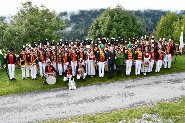 Die Prangschützengarde Ranten mit der Schützenmusikkapelle und LH Christopher Drexler und LTP Manuela Khom. | Foto: Anita Galler