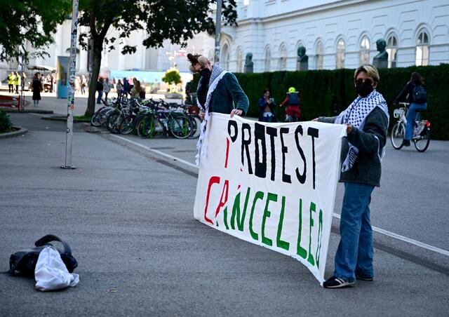 Anlässlich des Jahrestags wird am Montagabend auch in Wien den Opfern des Massakers gedacht. Eine israelkritische Kundgebung wurde dagegen von der Polizei nicht genehmigt. | Foto: ROLAND SCHLAGER / APA / picturedesk.com