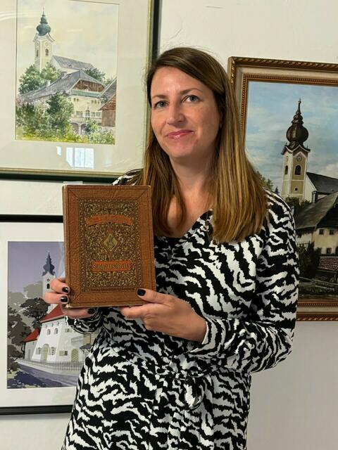 Die Museumskuratorin der Bachschmiede in Wals-Siezenheim, Angela Gierlinger, mit dem Sagenschatz. | Foto: Die Bachschmiede