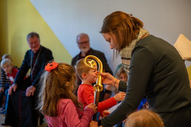 Manfred Scheuer im Kindergarten Bad Kreuzen. | Foto: Diözese Linz / Simon Brandstätter
