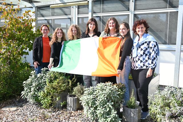 Fernweh ist mit der HLW Braunau schnell gestillt. Dafür sorgen die Erasmus+-Spezialistinnen der Schule OSR FOL Dipl.-Päd. Elfriede Maier (rechts im Bild) und Mag. Karin Kritzinger (links), hier mit den Irland-Rückkehrerinnen (v. li.) Melissa Farah, Marlene Paischer, Marlene Auer, Anna Albrecht und Franziska Fankhauser | Foto: Bettina Seidl