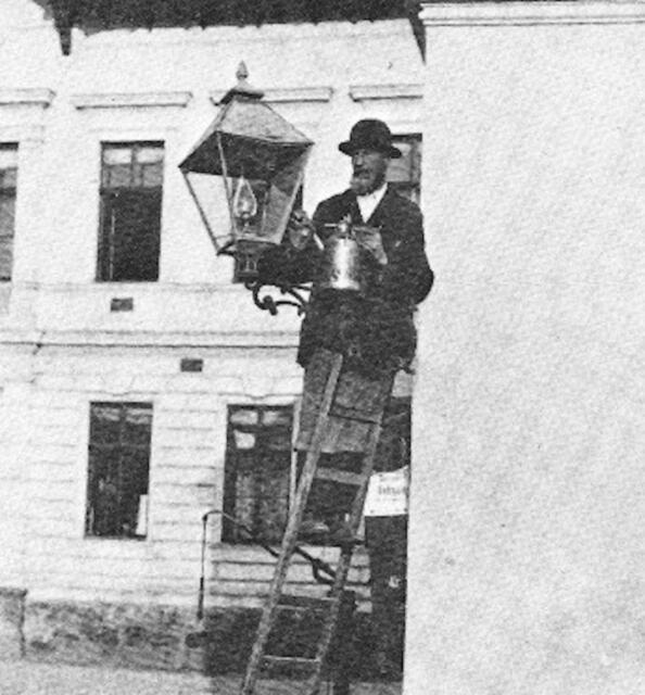 Die Laternenanzünderinnen und -anzünder waren einst ein wichtiger Bestandteil der Infrastruktur. Heute ist der Beruf ausgestorben. | Foto: D. Felbermayer