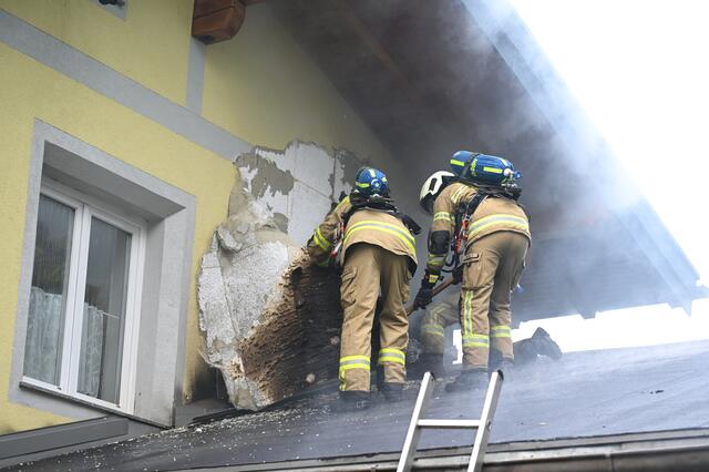 Um das Übergreifen auf das Wohnhaus zu verhindern, musste die Wärmedämmung der Fassade teilweise geöffnet sowie entfernt werden. | Foto: VI Stefan Hafner, Abschnittssachbearbeiter Öffentlichkeitsarbeit