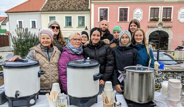vorne: Eleonore, Gertrude, Lorin, Annika und Anna
hinten: Julia, Simon, Matthias, Tobias und Maria  | Foto: Gesunde Gemeinde Hainburg