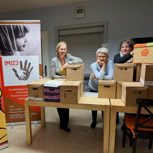 Hier werden Care-Pakete für Bewohnerinnen und Bewohner einer Liesinger Wohngemeinschaft zusammengestellt.  | Foto: IMI23